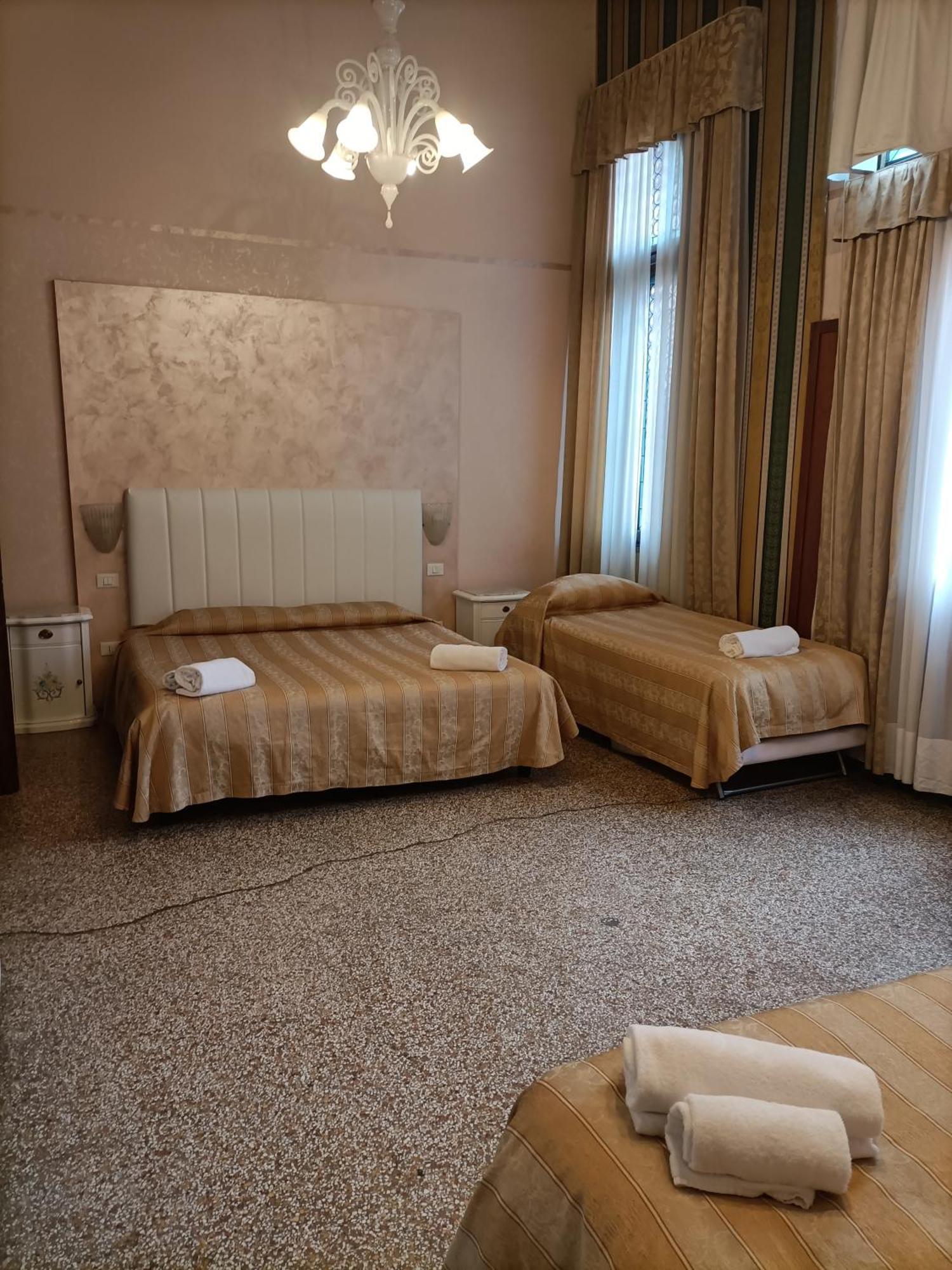 ונציה Palazzo Lion Morosini - Check In Presso Locanda Ai Santi Apostoli מראה חיצוני תמונה