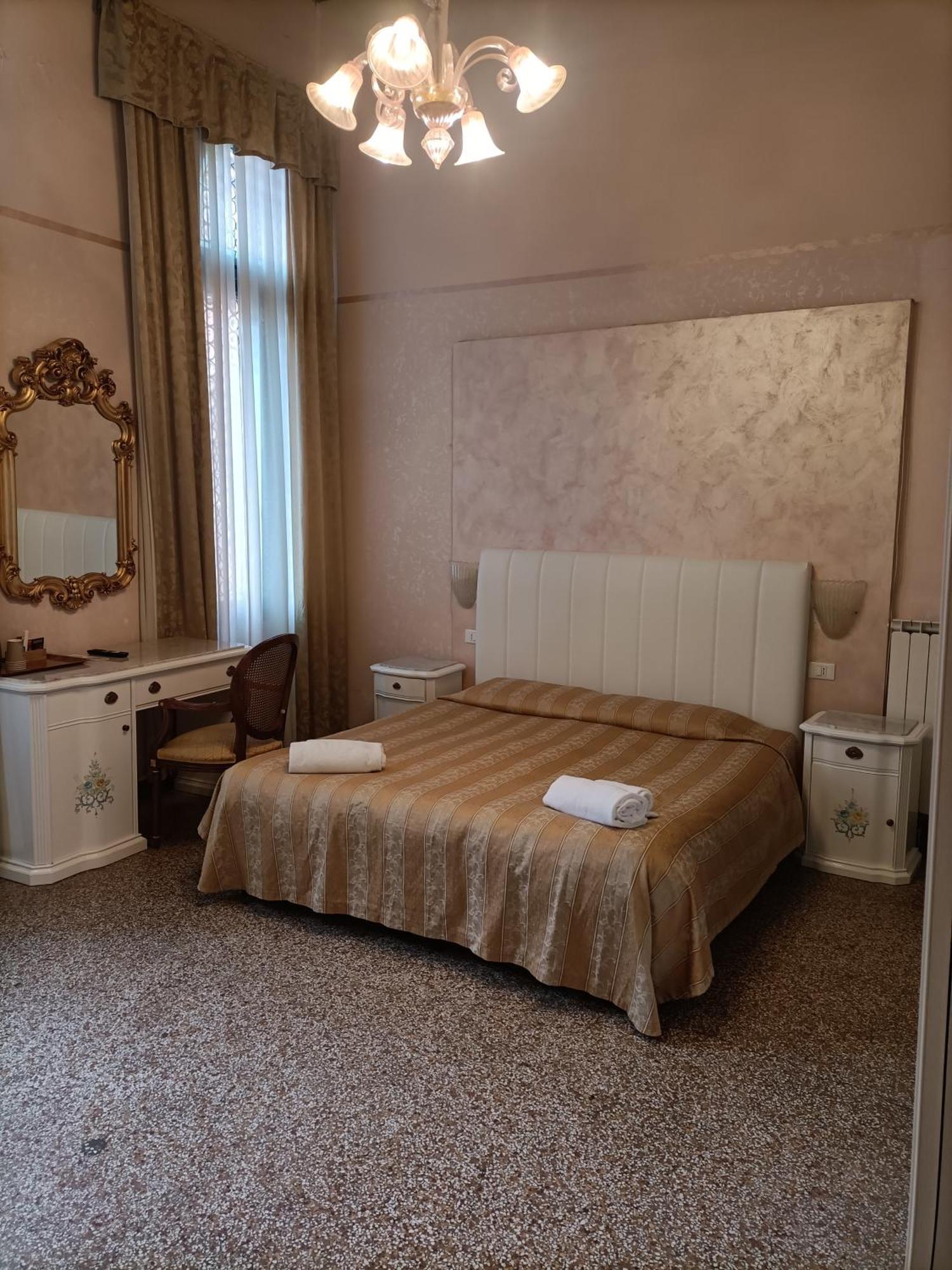 ונציה Palazzo Lion Morosini - Check In Presso Locanda Ai Santi Apostoli מראה חיצוני תמונה