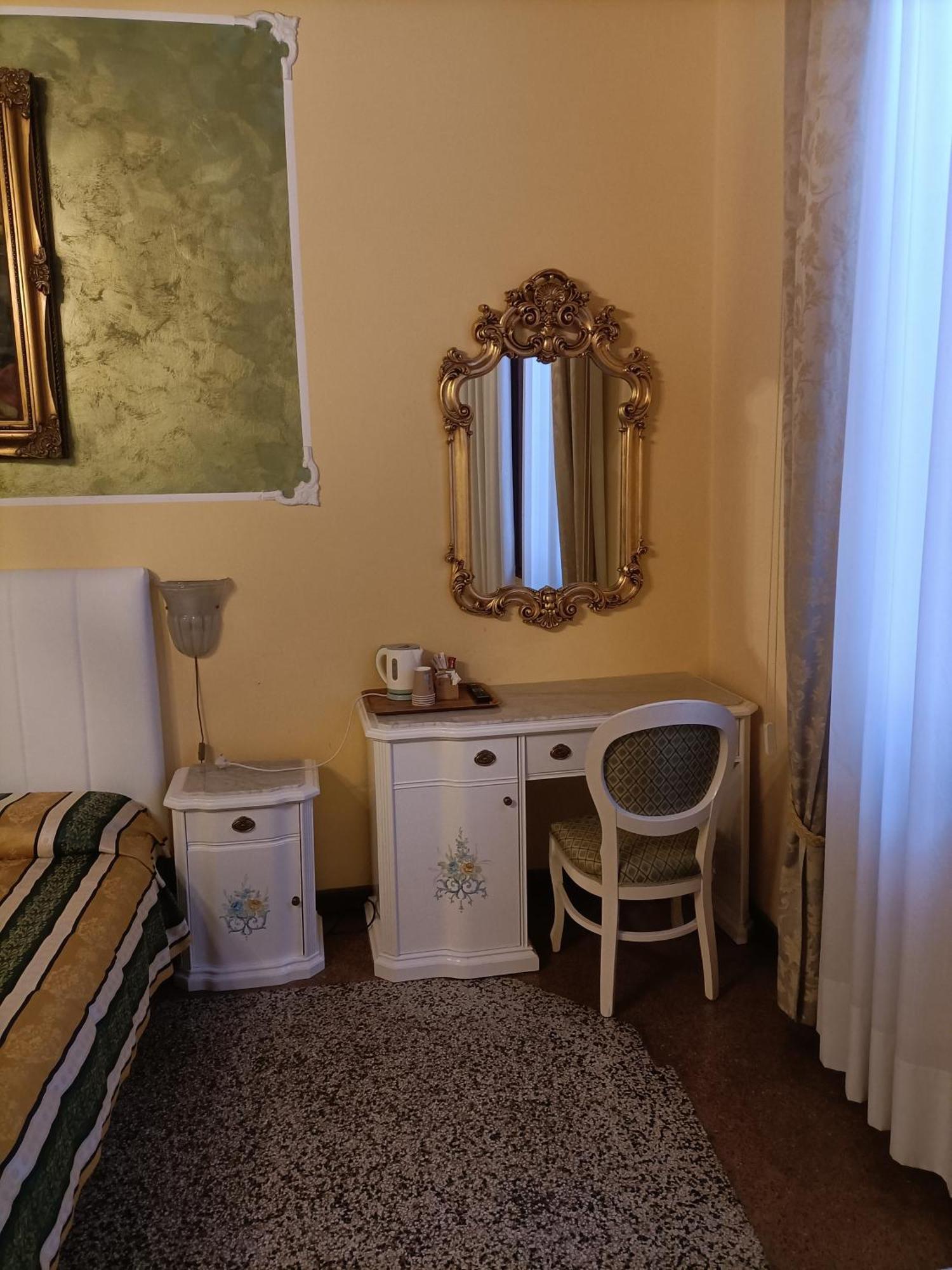 ונציה Palazzo Lion Morosini - Check In Presso Locanda Ai Santi Apostoli מראה חיצוני תמונה